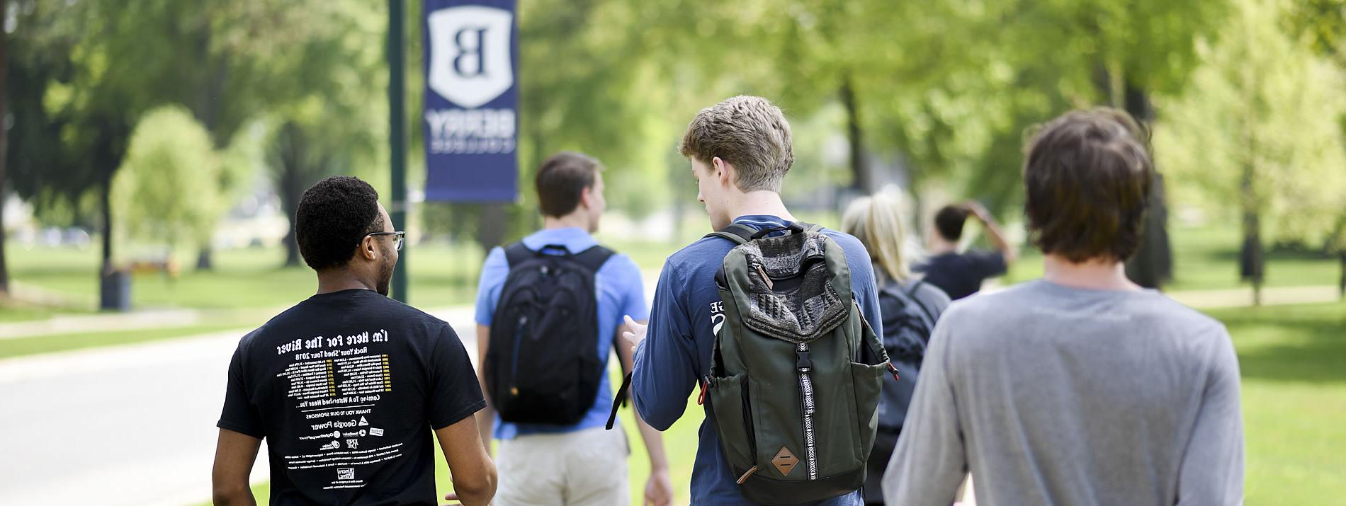 一群背着书包的学生在校园里散步