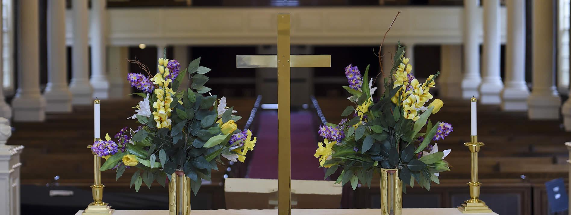 教堂祭坛上有紫色和黄色的花